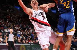 包含赛地聚焦：全明星赛国际比赛日热度飙升，波特兰开拓者篮板制胜，引发热议，球探报告显示潜力的词条